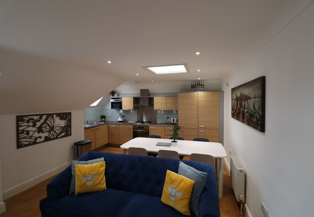 Apartment in Addlestone - Addlestone - Spacious - Two Bedroom (Two Bathroom) Apartment 