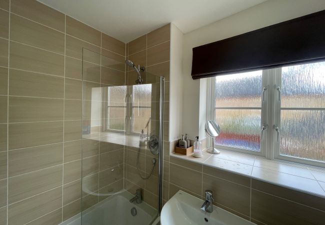 Apartment in Addlestone - Addlestone - Stylish / Modern - Two Bedroom (Two Bathroom) Apartment  Apartment in Addlestone - Addlestone - Stylish / Modern - Two Bedroom (Two Bathroom) Apartment