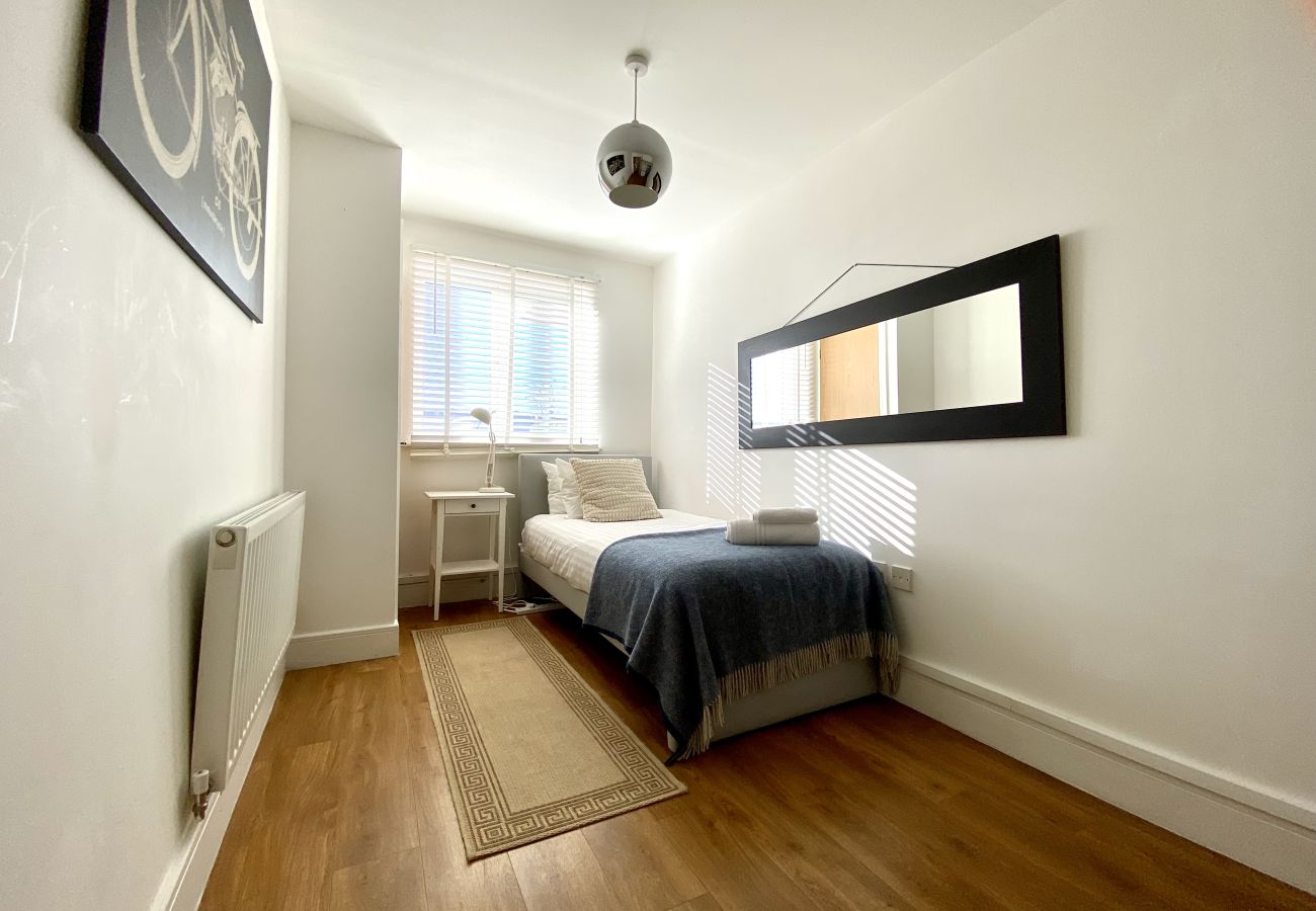 Apartment in Maidenhead - Maidenhead - Stunning, Spacious - Three Bedrooms (Two Bath) Apartment 