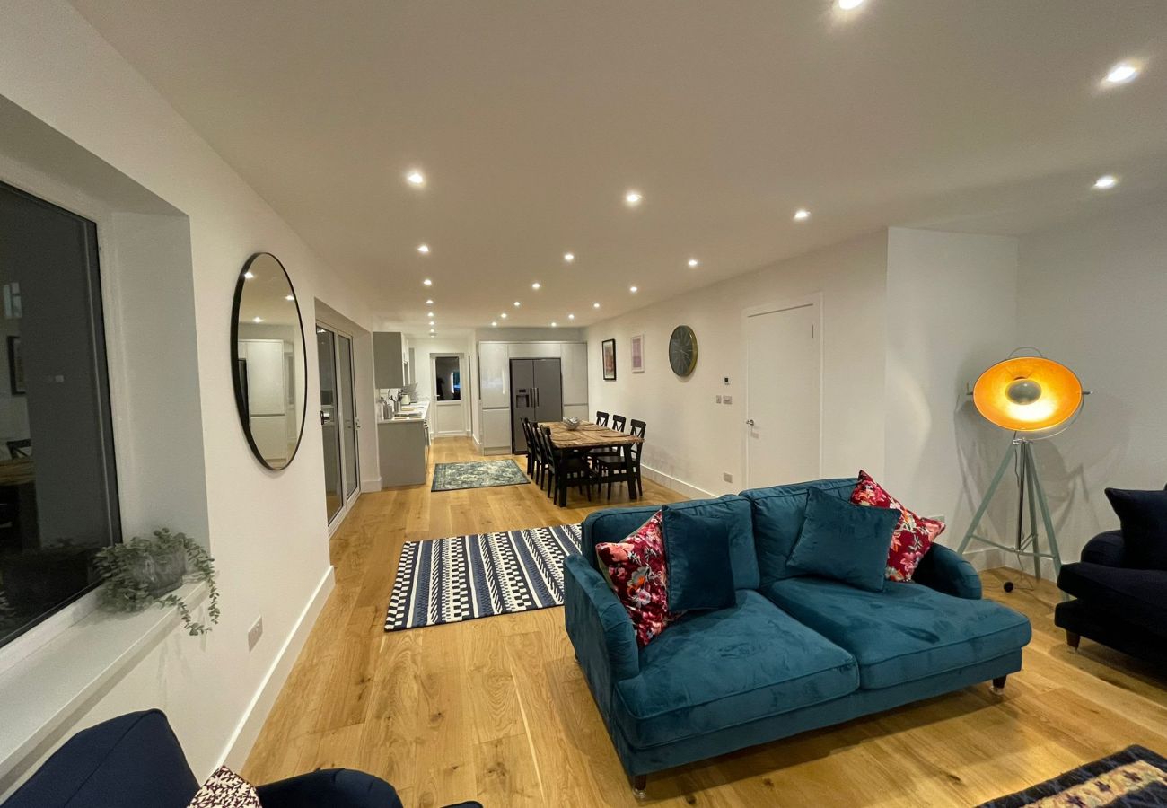 Bungalow in Addlestone - Addlestone, Exquisite, Spacious, Six Bedroom (Three Bathroom) House