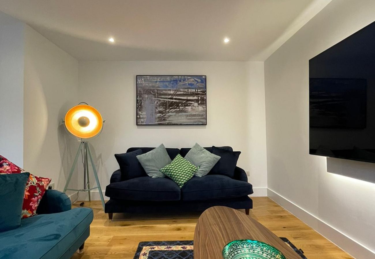 Bungalow in Addlestone - Addlestone, Exquisite, Spacious, Six Bedroom (Three Bathroom) House