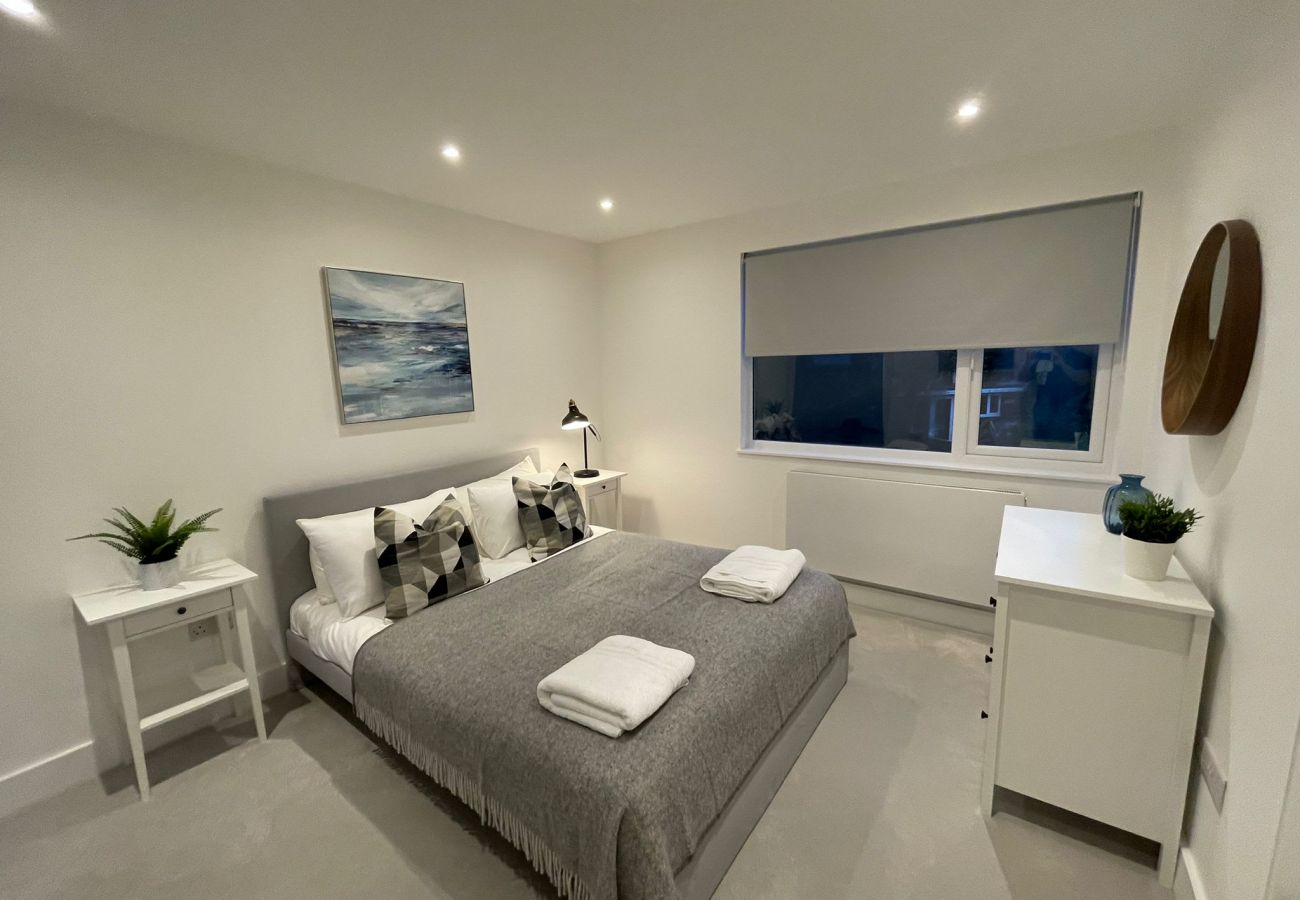 Bungalow in Addlestone - Addlestone, Exquisite, Spacious, Six Bedroom (Three Bathroom) House