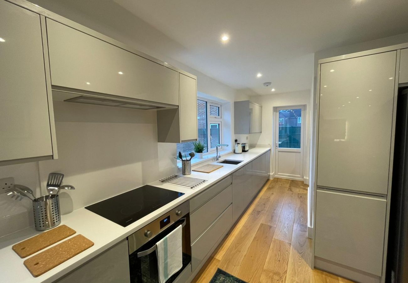 Bungalow in Addlestone - Addlestone, Exquisite, Spacious, Six Bedroom (Three Bathroom) House