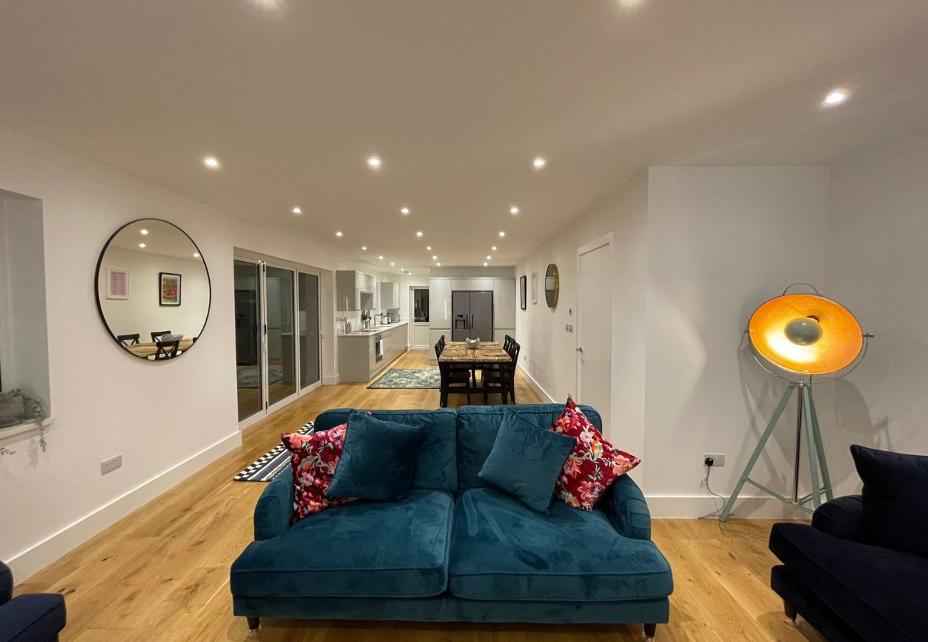 Bungalow in Addlestone - Addlestone, Exquisite, Spacious, Six Bedroom (Three Bathroom) House