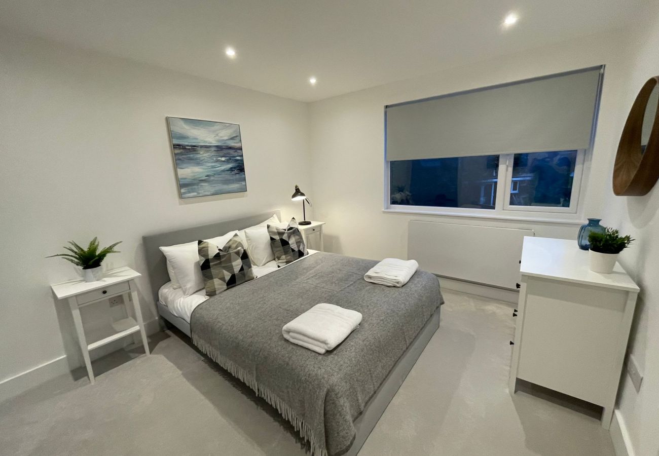 Bungalow in Addlestone - Addlestone, Exquisite, Spacious, Six Bedroom (Three Bathroom) House