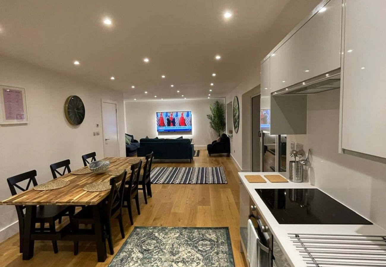 Bungalow in Addlestone - Addlestone, Exquisite, Spacious, Six Bedroom (Three Bathroom) House