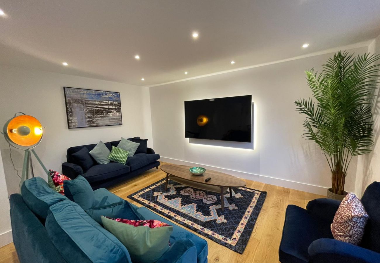 Bungalow in Addlestone - Addlestone, Exquisite, Spacious, Six Bedroom (Three Bathroom) House