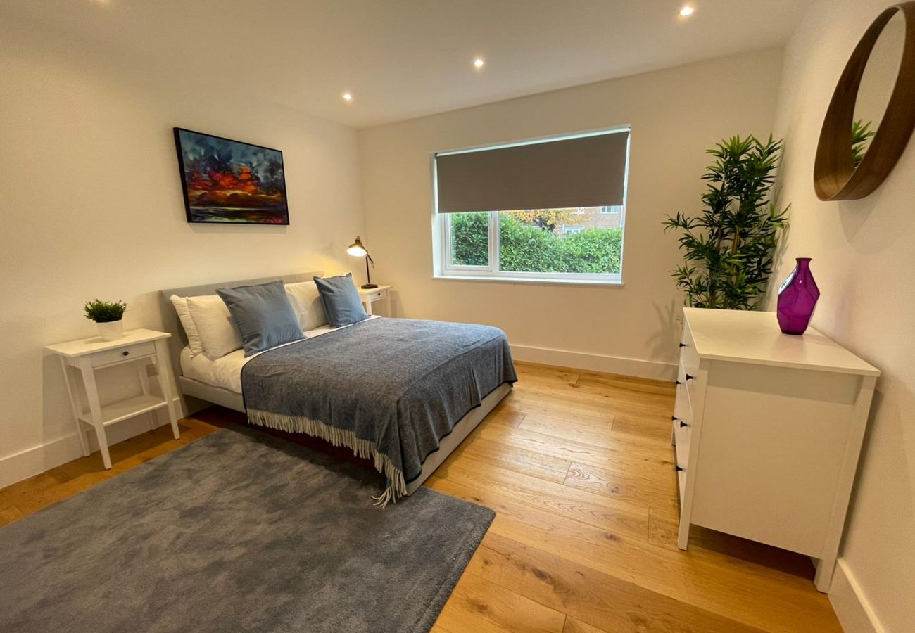 Bungalow in Addlestone - Addlestone, Exquisite, Spacious, Six Bedroom (Three Bathroom) House
