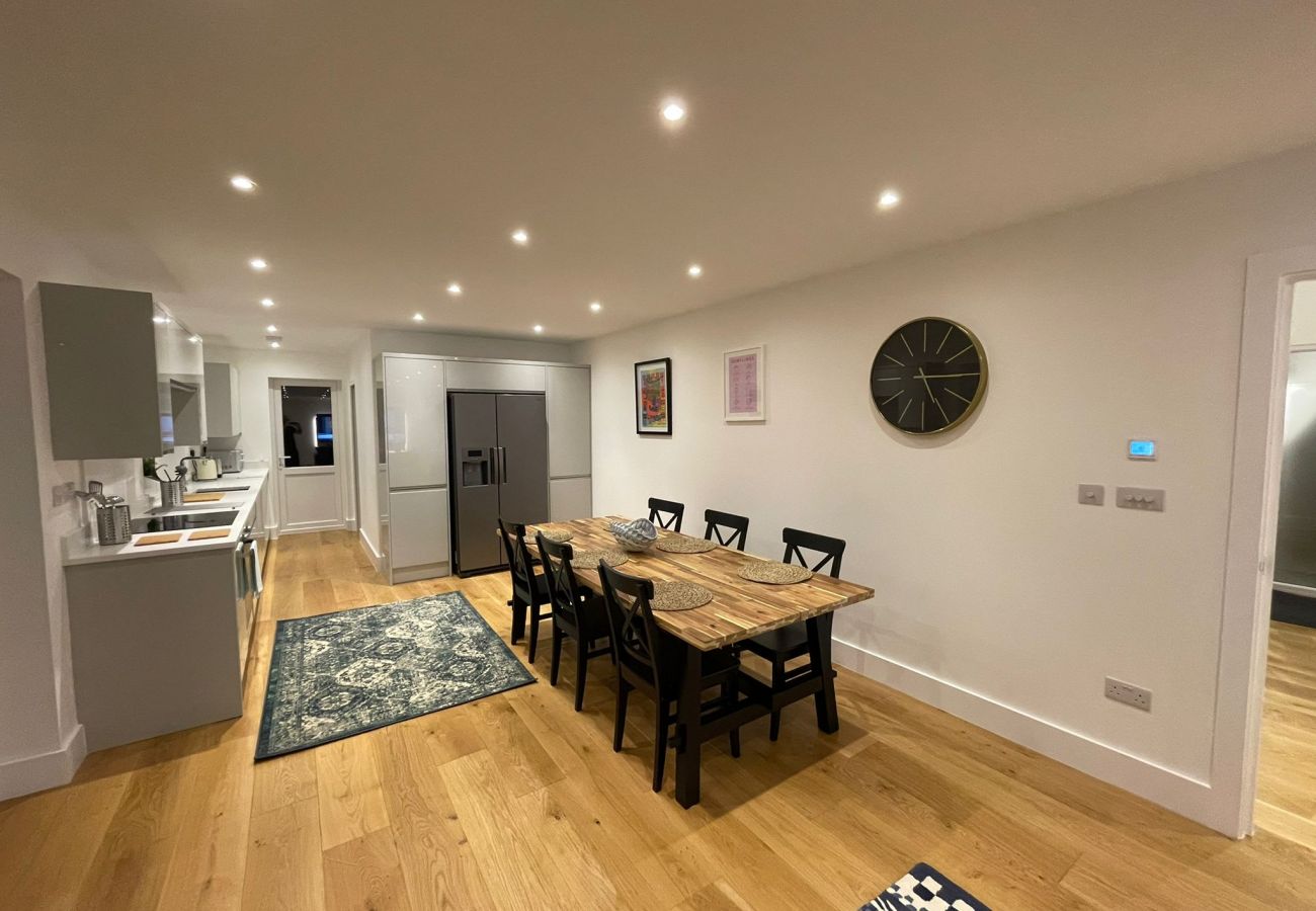 Bungalow in Addlestone - Addlestone, Exquisite, Spacious, Six Bedroom (Three Bathroom) House