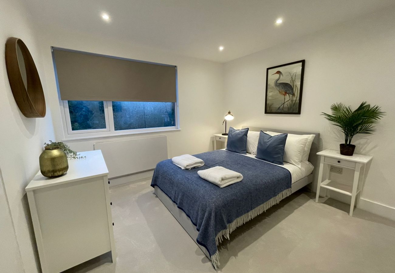 Bungalow in Addlestone - Addlestone, Exquisite, Spacious, Six Bedroom (Three Bathroom) House