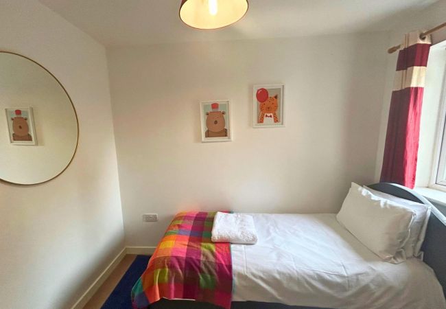 Apartment in Addlestone - Addlestone: Stylish & Modern Four Bedroom (Three & half Bath) Townhouse Apartment in Addlestone - Addlestone: Stylish & Modern Four Bedroom (Three & half Bath) Townhouse