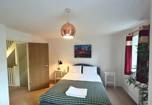 Apartment in Addlestone - Addlestone: Stylish & Modern Four Bedroom (Three & half Bath) Townhouse Apartment in Addlestone - Addlestone: Stylish & Modern Four Bedroom (Three & half Bath) Townhouse