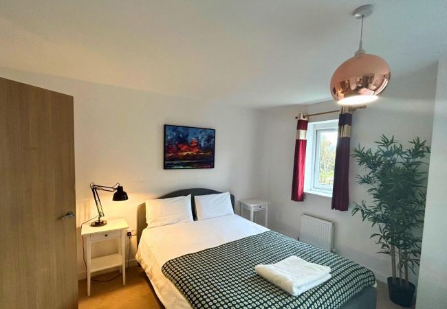 Apartment in Addlestone - Addlestone: Stylish & Modern Four Bedroom (Three & half Bath) Townhouse Apartment in Addlestone - Addlestone: Stylish & Modern Four Bedroom (Three & half Bath) Townhouse