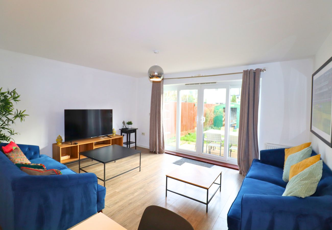 Apartment in Addlestone - Addlestone: Stylish & Modern Four Bedroom (Three & half Bath) Townhouse