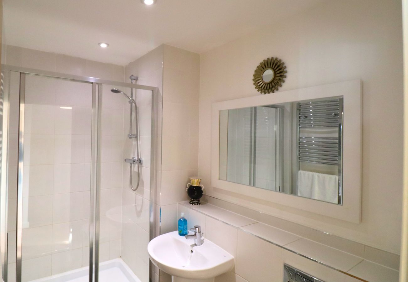 Apartment in Addlestone - Addlestone: Stylish & Modern Four Bedroom (Three & half Bath) Townhouse