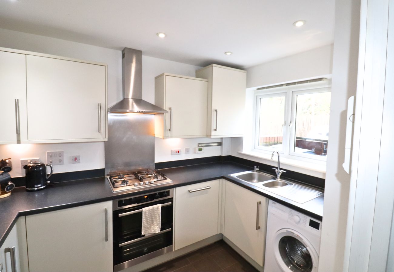 Apartment in Addlestone - Addlestone: Stylish & Modern Four Bedroom (Three & half Bath) Townhouse