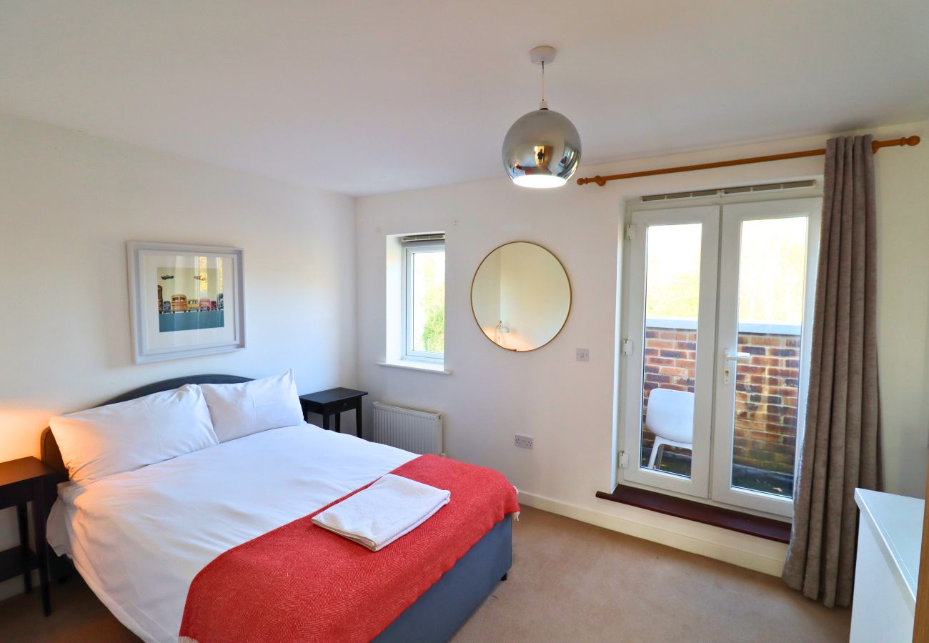Apartment in Addlestone - Addlestone: Stylish & Modern Four Bedroom (Three & half Bath) Townhouse