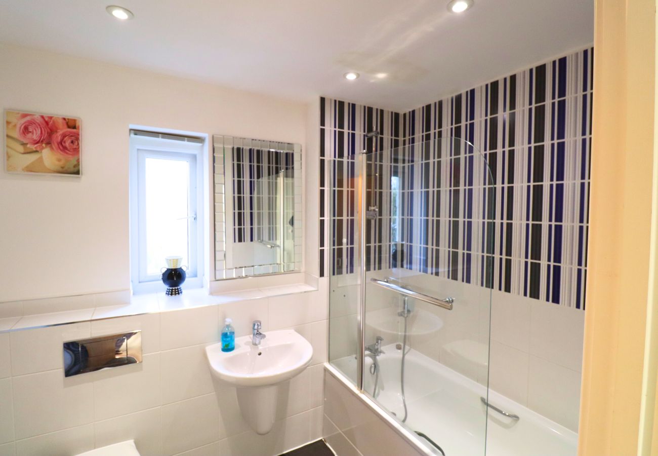 Apartment in Addlestone - Addlestone: Stylish & Modern Four Bedroom (Three & half Bath) Townhouse