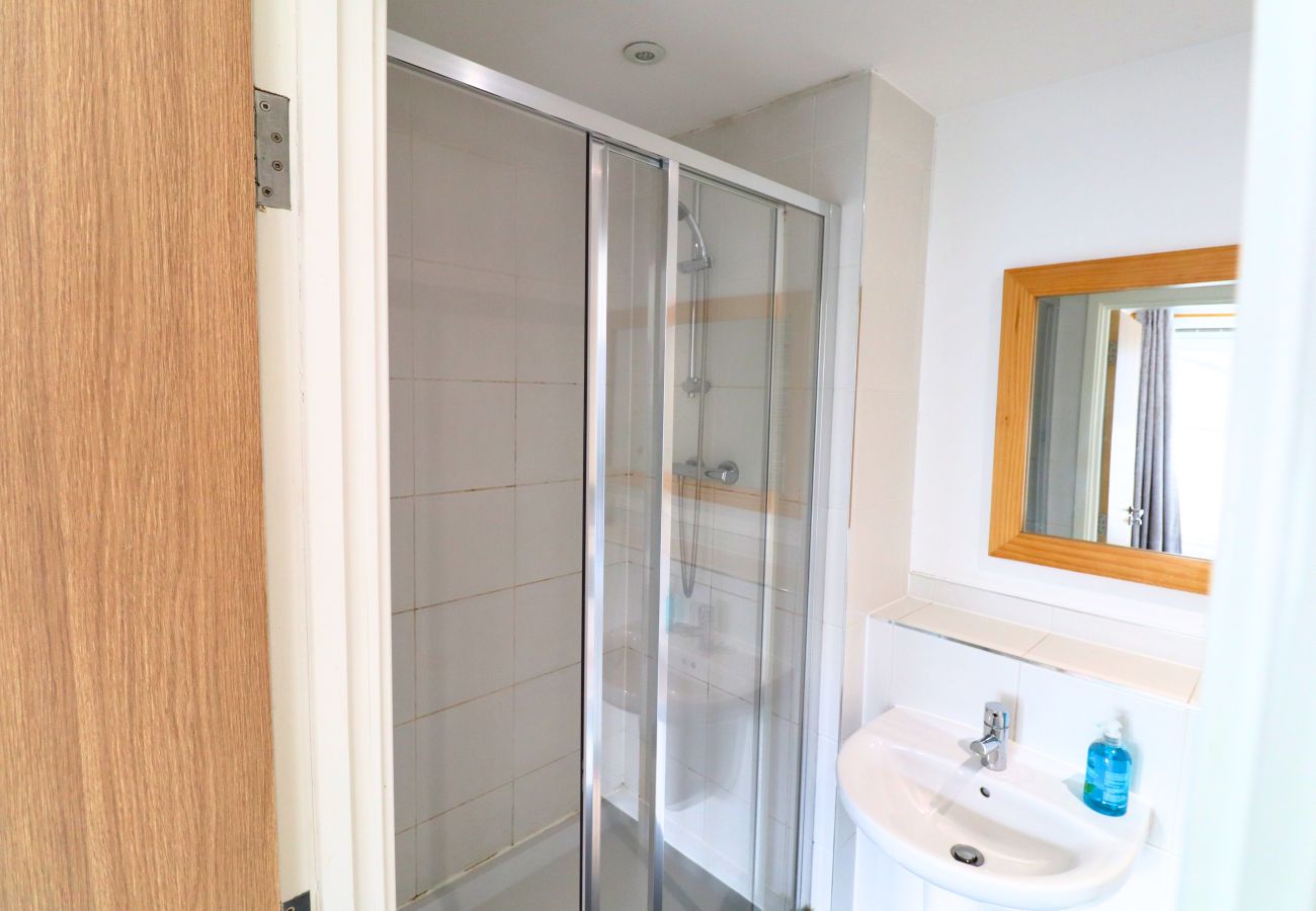Apartment in Addlestone - Addlestone: Stylish & Modern Four Bedroom (Three & half Bath) Townhouse
