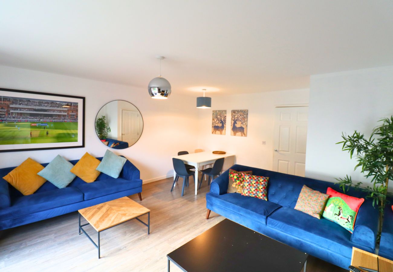 Apartment in Addlestone - Addlestone: Stylish & Modern Four Bedroom (Three & half Bath) Townhouse