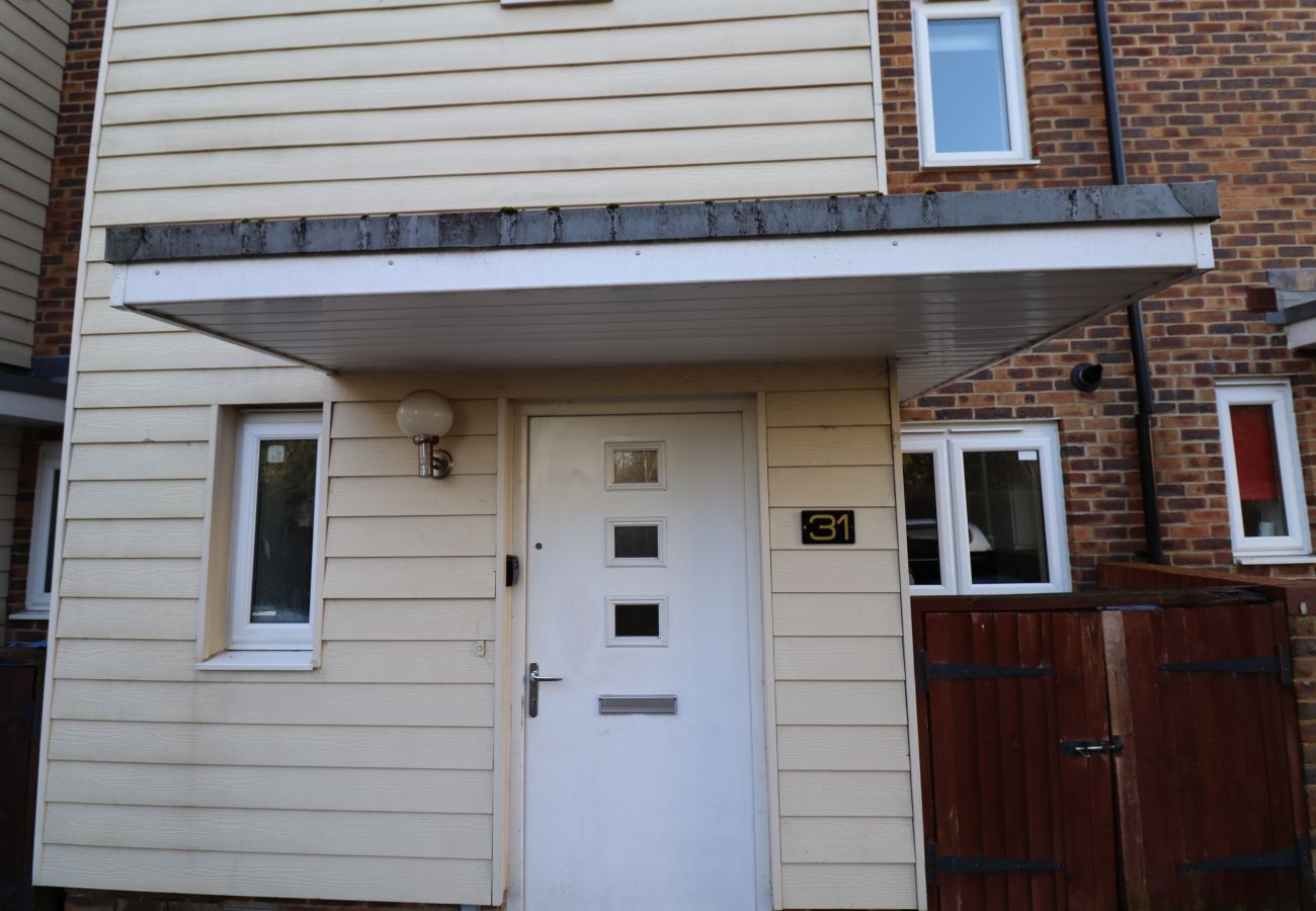 Apartment in Addlestone - Addlestone: Stylish & Modern Four Bedroom (Three & half Bath) Townhouse