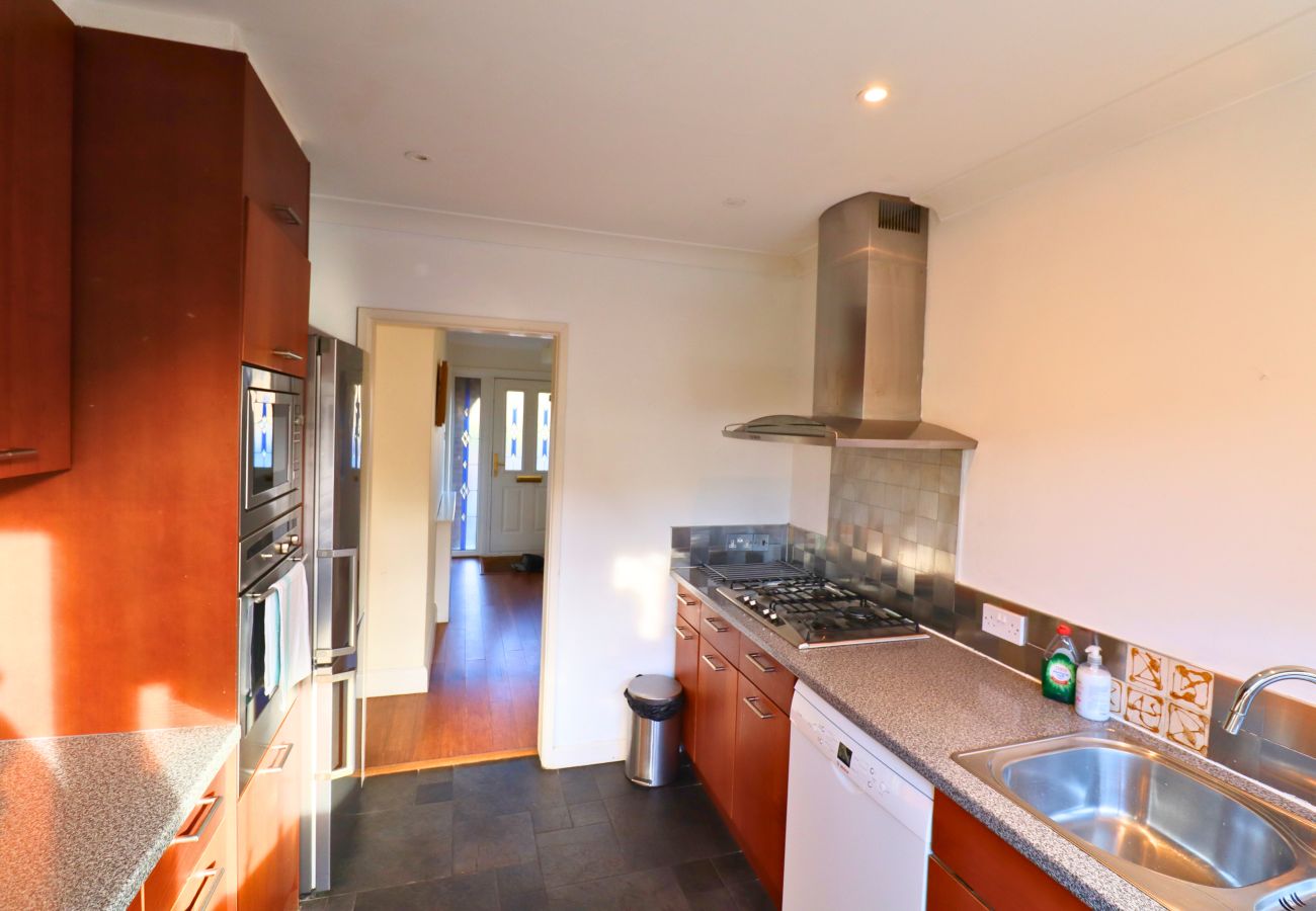 House in Addlestone - Addlestone Stylish Three Bedroom House 