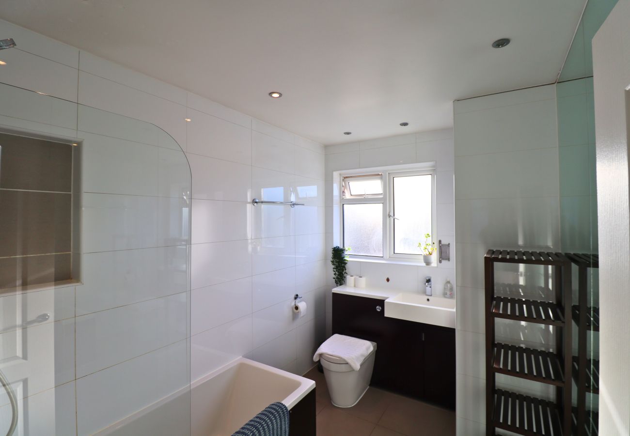 House in Addlestone - Addlestone Stylish Three Bedroom House 