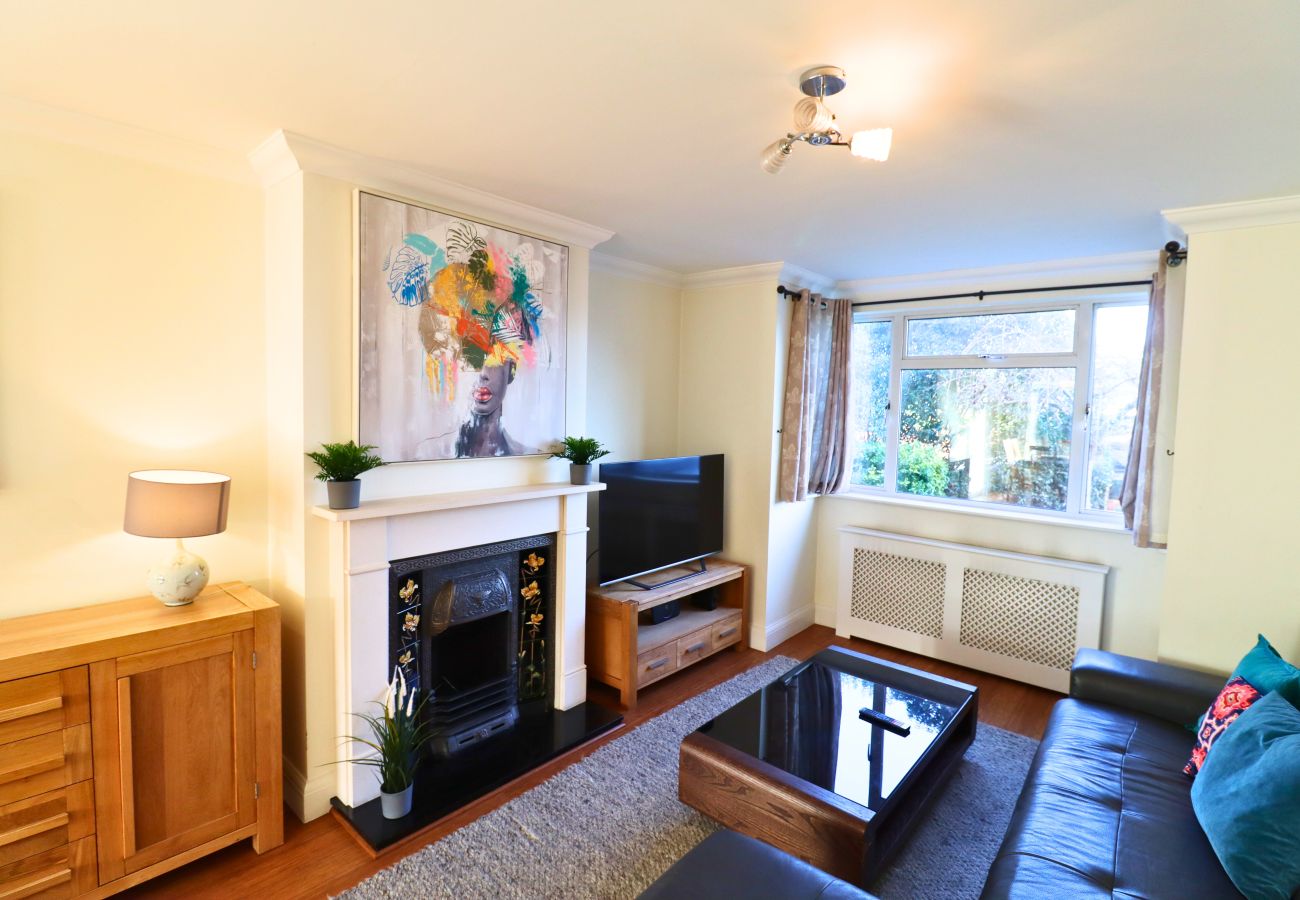 House in Addlestone - Addlestone Stylish Three Bedroom House 