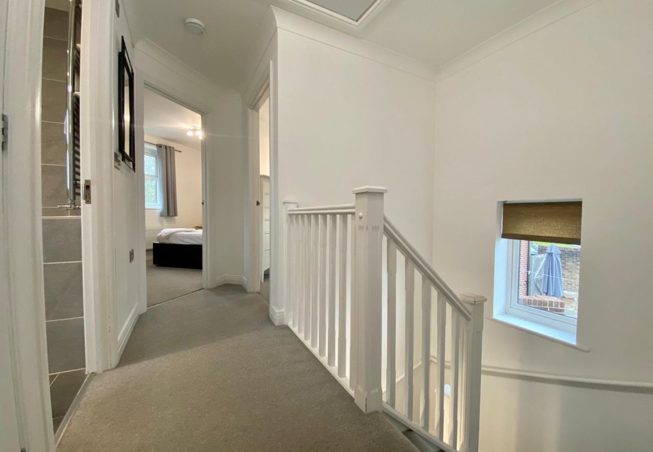 House in Bracknell - Bracknell / Wokingham Gorgeous Three Bedroom House 