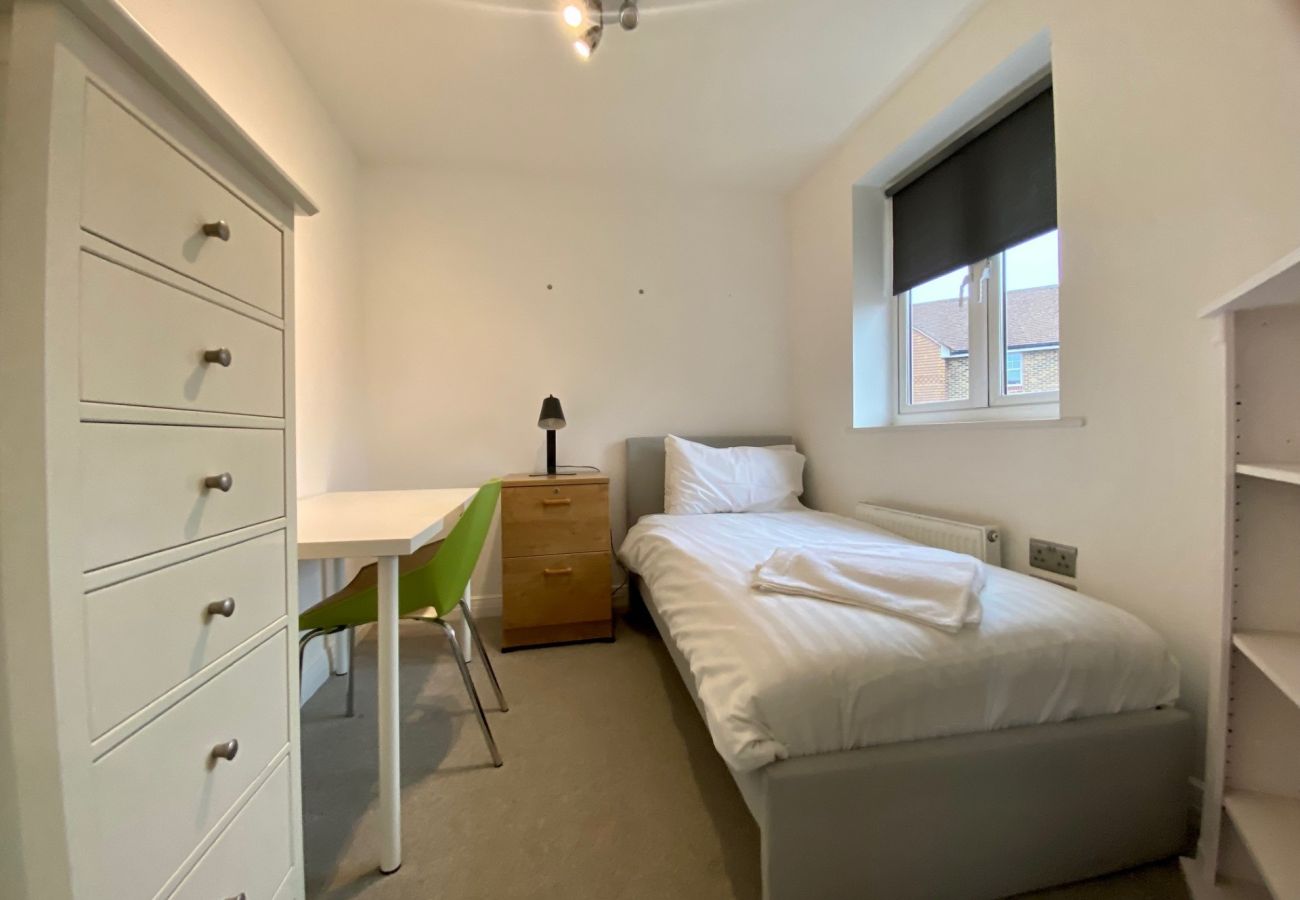 House in Bracknell - Bracknell / Wokingham Gorgeous Three Bedroom House 