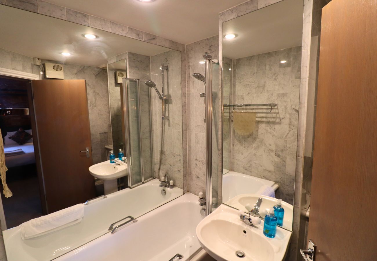 Apartment in Addlestone - Addlestone Contemporary Stunning Two Bedroom Apartment 