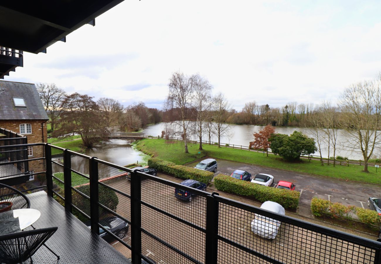 Apartment in Addlestone - Addlestone Contemporary Stunning Two Bedroom Apartment 