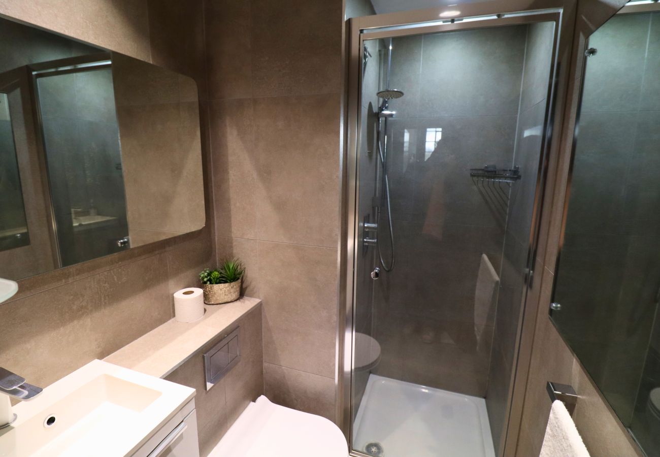 Apartment in Addlestone - Addlestone Contemporary Stunning Two Bedroom Apartment 