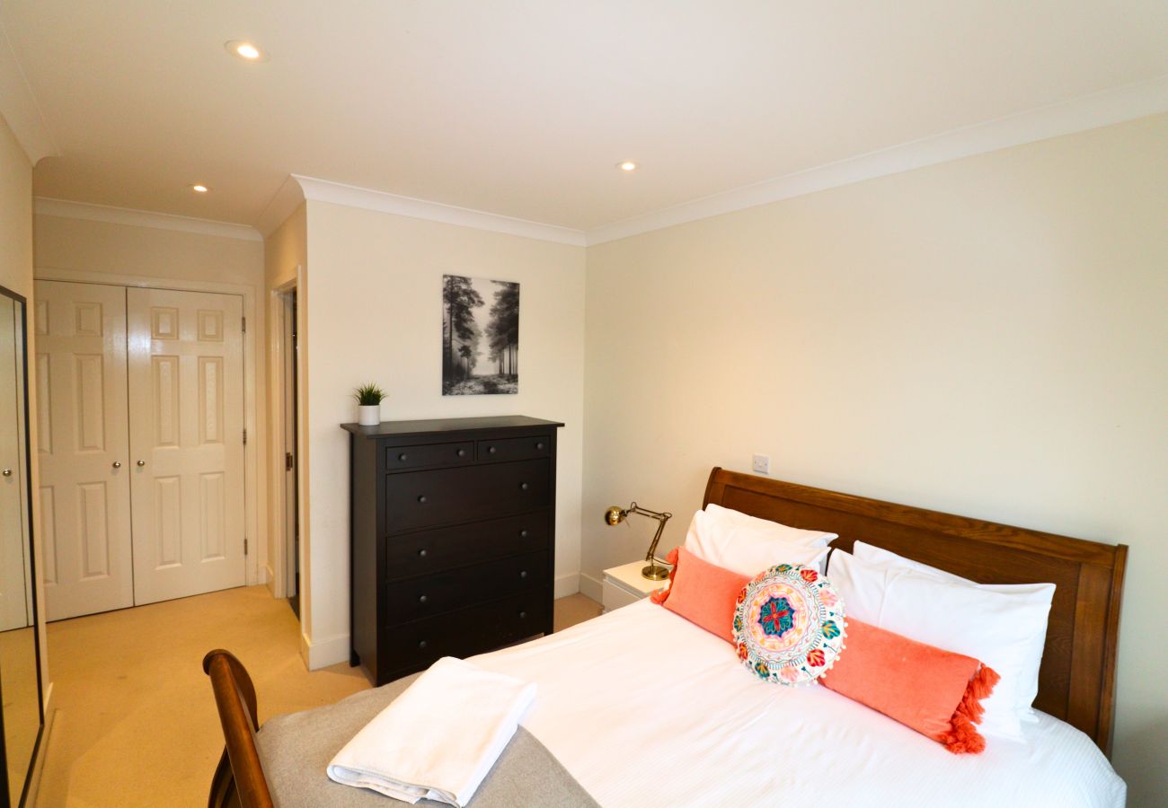 Apartment in Chertsey - Chertsey, Spectacular Two Bedroom Rooftop Apartment 