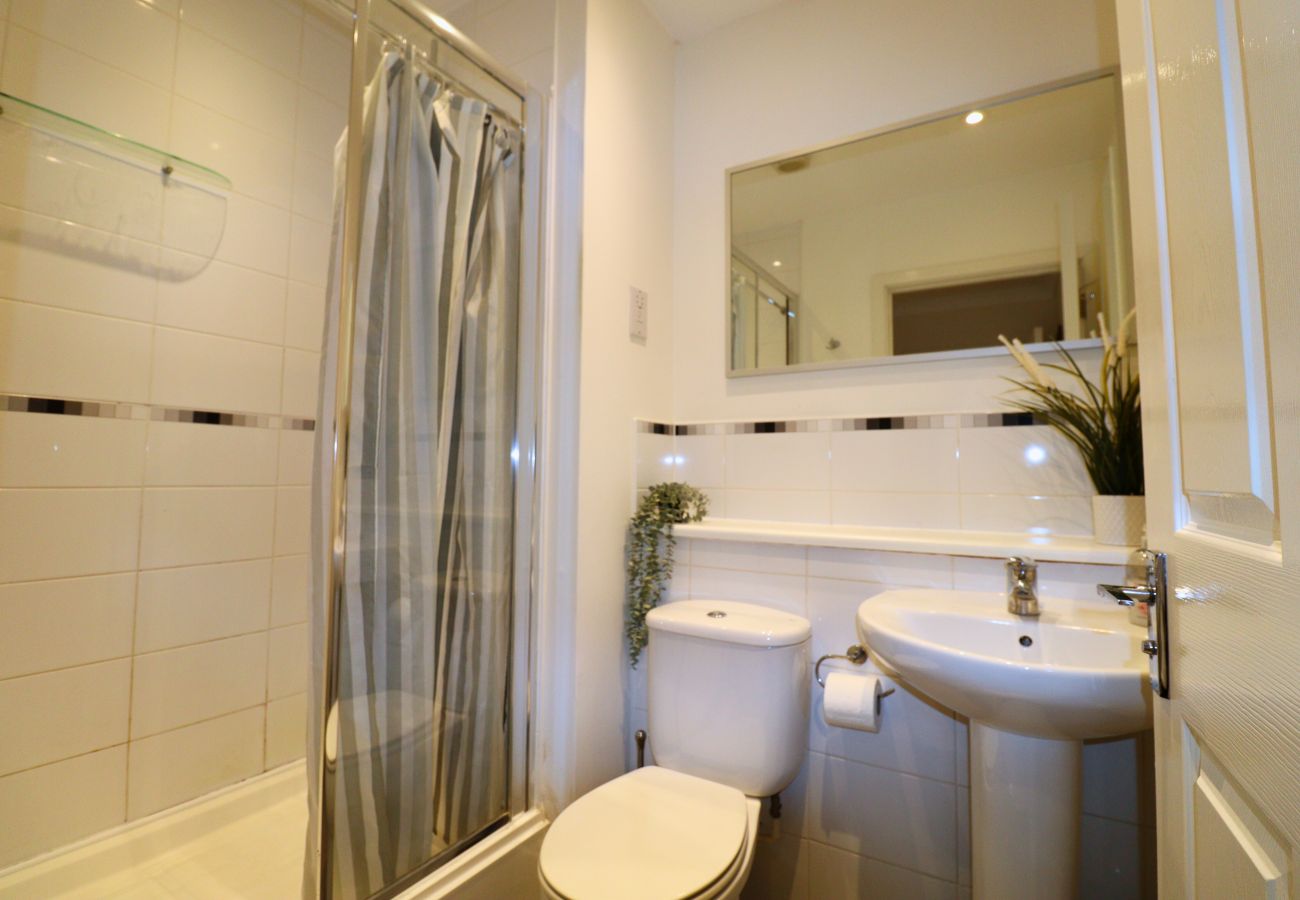 Apartment in Chertsey - Chertsey, Spectacular Two Bedroom Rooftop Apartment 