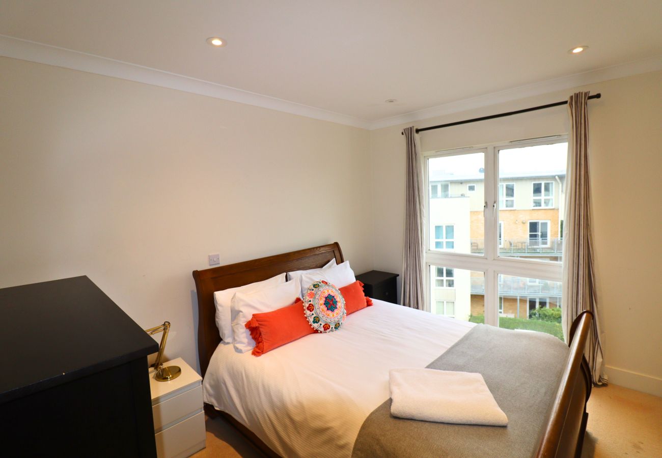 Apartment in Chertsey - Chertsey, Spectacular Two Bedroom Rooftop Apartment 