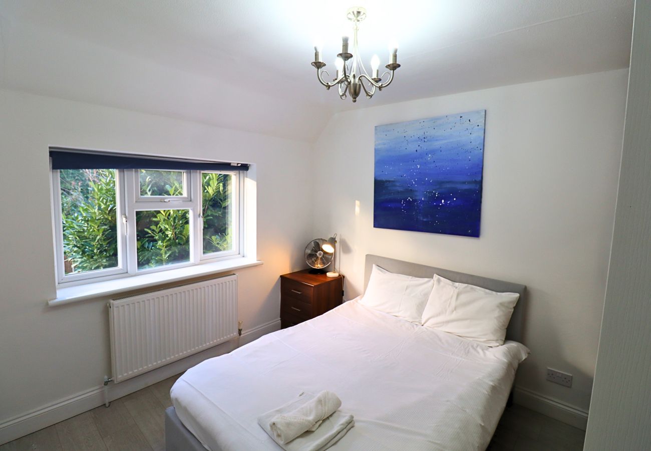 House in Sunningdale - Sunningdale, Spacious, Stylish Four Bedroom House 
