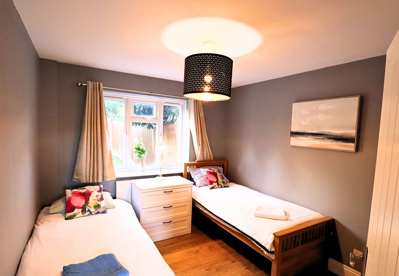 House in Sunningdale - Sunningdale, Spacious, Stylish Four Bedroom House 