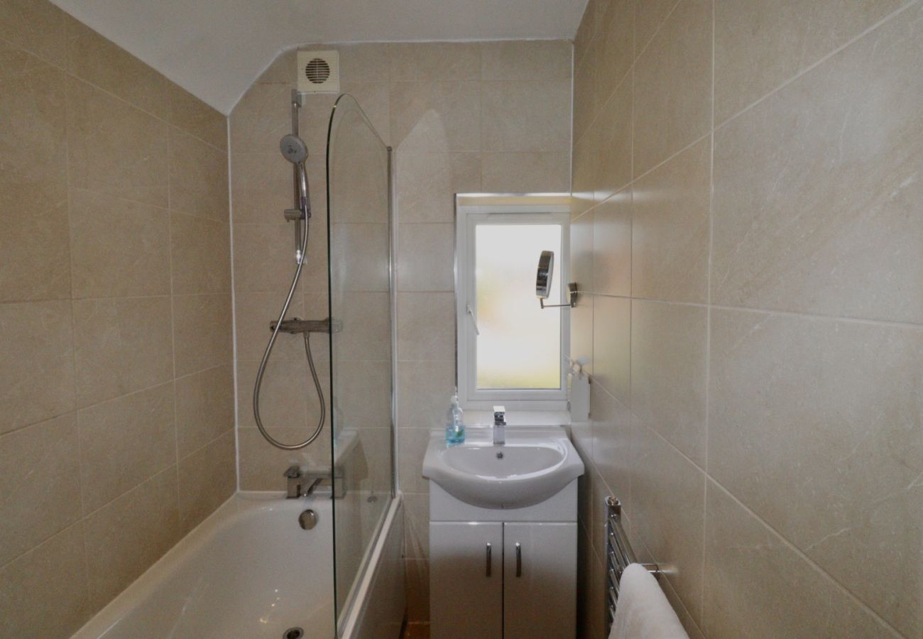 House in Sunningdale - Sunningdale, Spacious, Stylish Four Bedroom House 