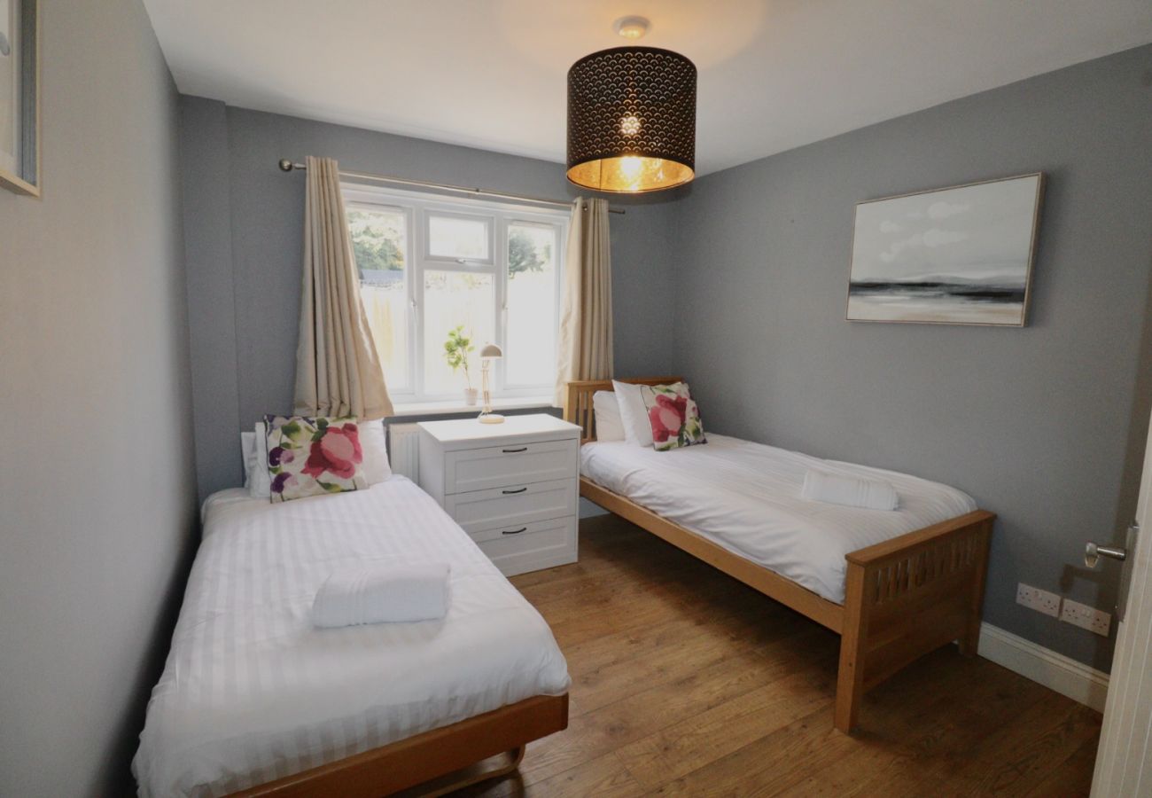House in Sunningdale - Sunningdale, Spacious, Stylish Four Bedroom House 