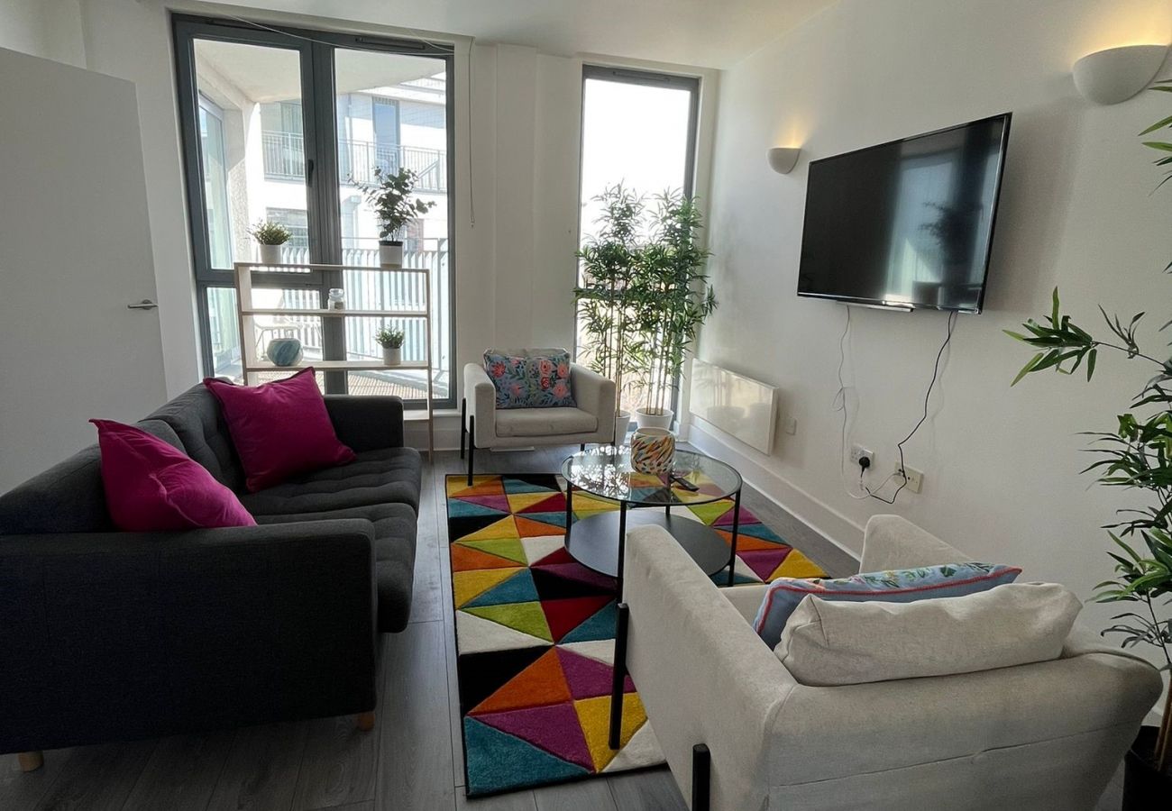 Chertsey, Beautiful Two Bedroom Apartment Apartments in Chertsey