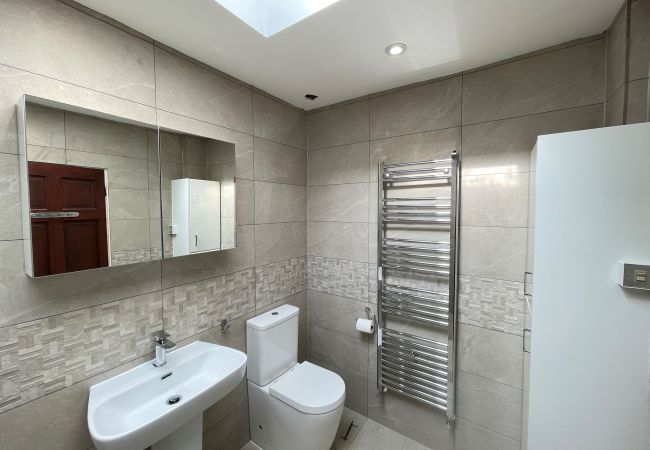 Bungalow in Addlestone - Addlestone, Cosy Three Bedroom House  Bungalow in Addlestone - Addlestone, Cosy Three Bedroom House