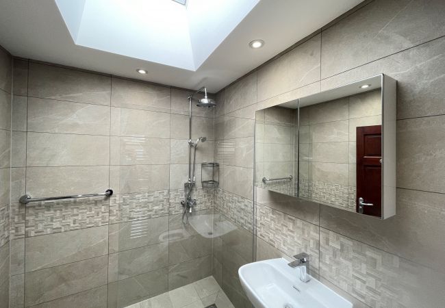 Bungalow in Addlestone - Addlestone, Cosy Three Bedroom House  Bungalow in Addlestone - Addlestone, Cosy Three Bedroom House