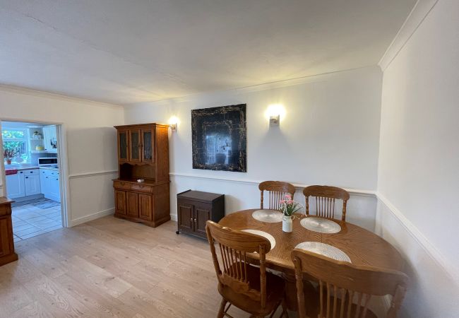 Bungalow in Addlestone - Addlestone, Cosy Three Bedroom House  Bungalow in Addlestone - Addlestone, Cosy Three Bedroom House