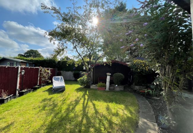 Bungalow in Addlestone - Addlestone, Cosy Three Bedroom House  Bungalow in Addlestone - Addlestone, Cosy Three Bedroom House