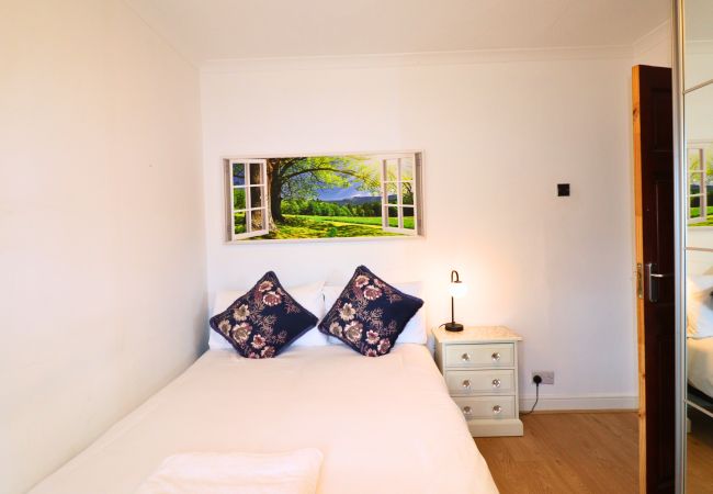 Bungalow in Addlestone - Addlestone, Cosy Three Bedroom House  Bungalow in Addlestone - Addlestone, Cosy Three Bedroom House