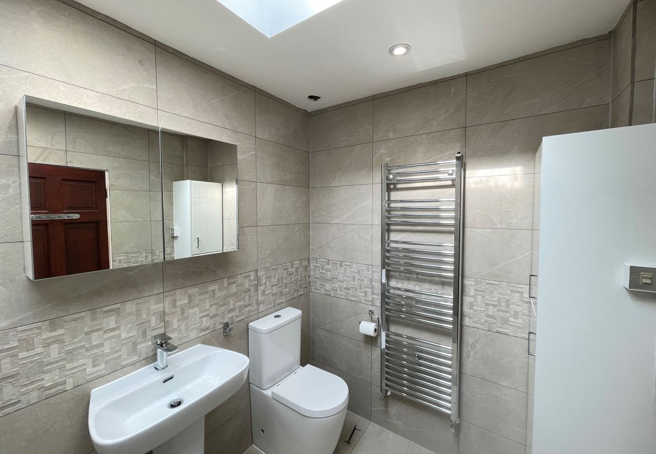 Bungalow in Addlestone - Addlestone, Cosy Three Bedroom House 