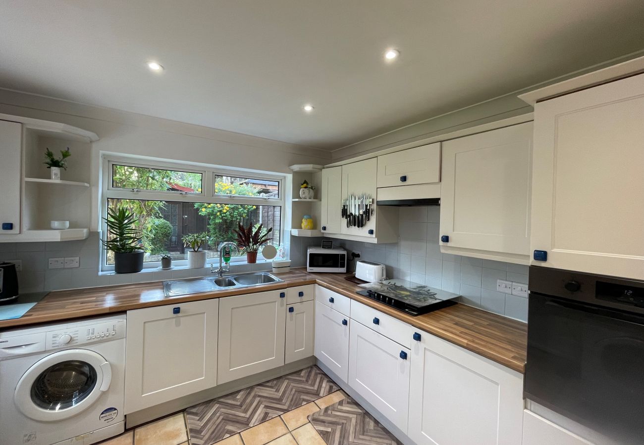 Bungalow in Addlestone - Addlestone, Cosy Three Bedroom House 