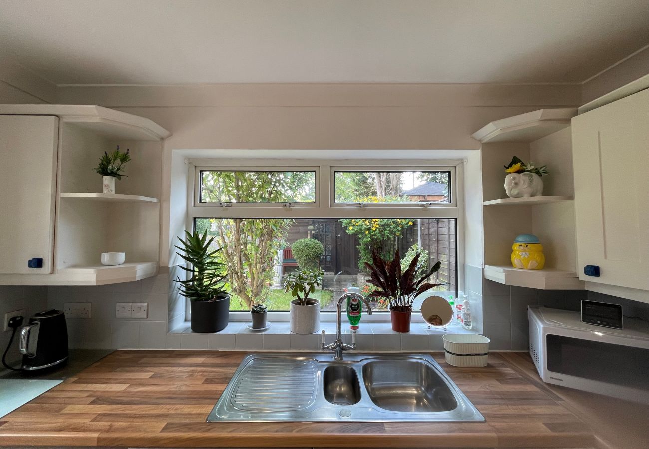 Bungalow in Addlestone - Addlestone, Cosy Three Bedroom House 