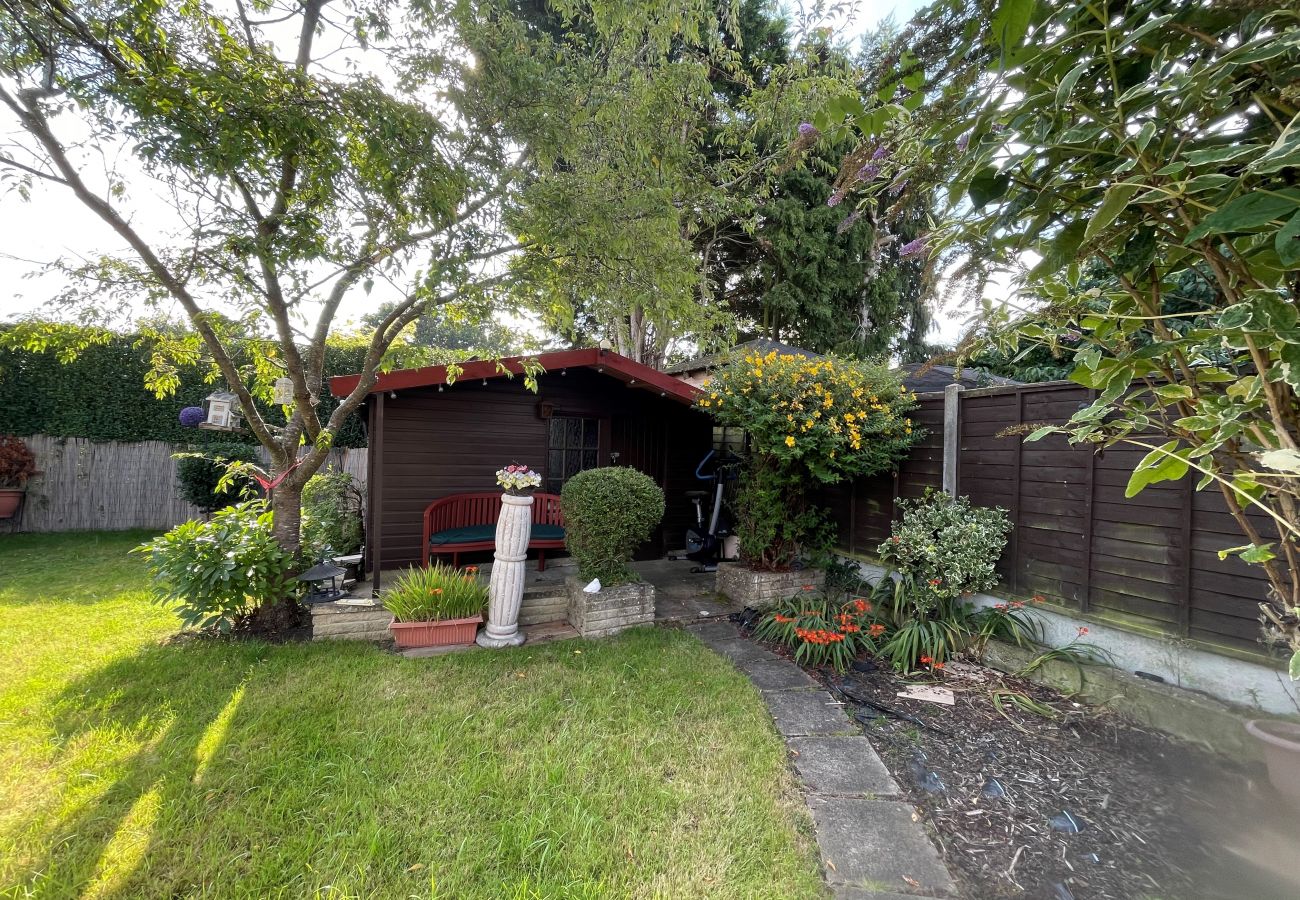Bungalow in Addlestone - Addlestone, Cosy Three Bedroom House 